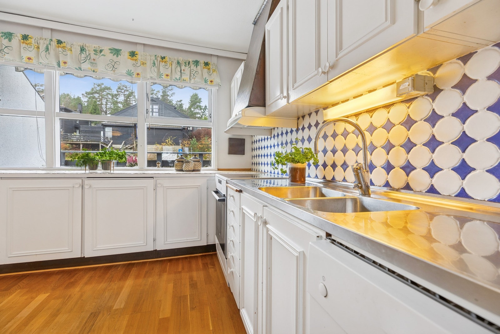 Her er det godt med benkeplass, samt gode oppbevaringsmuligheter i over- og underskap. Galleribilde