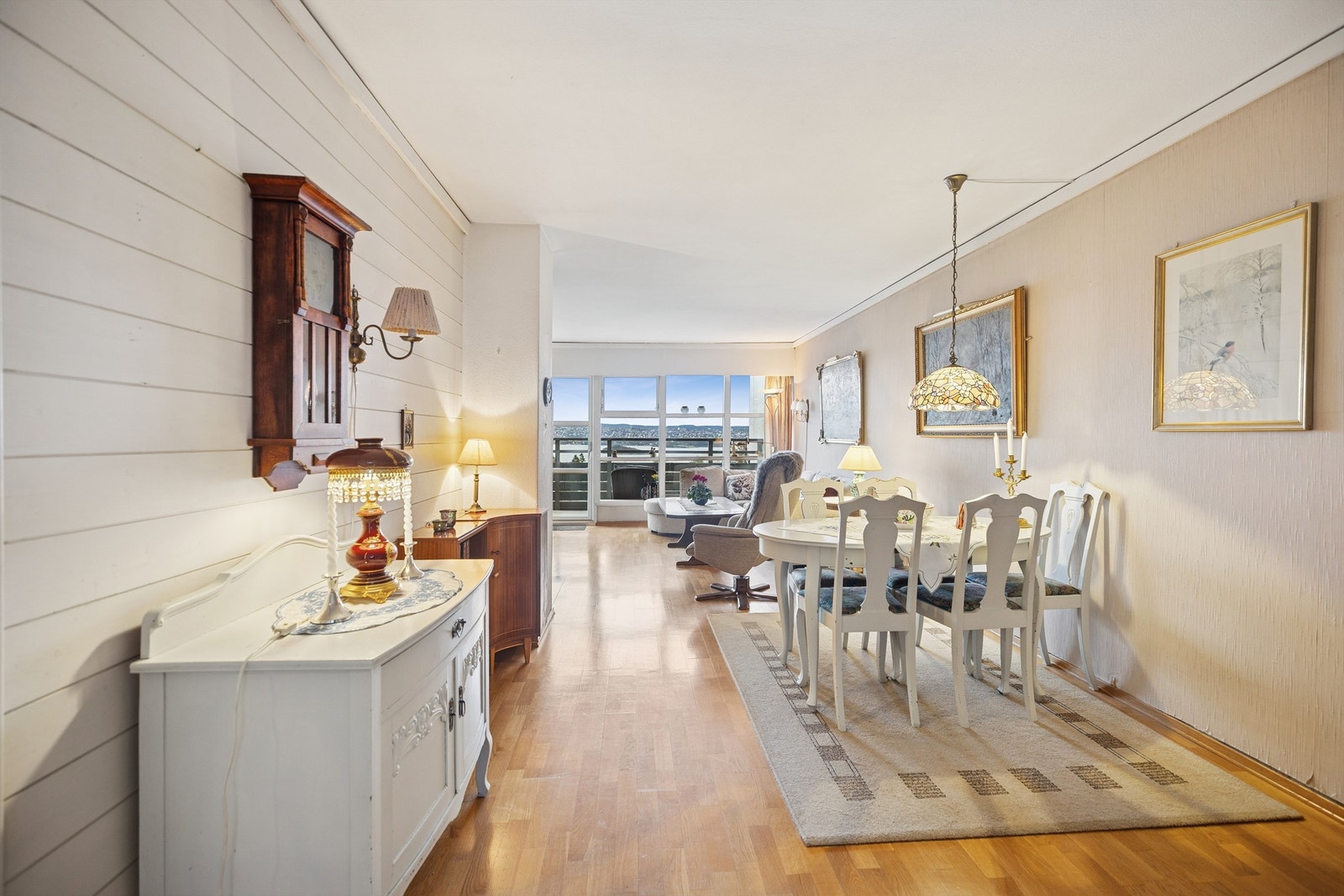 Stue, spiseplass og kjøkken ligger på rekke og rad og gir en god flyt i leiligheten. Galleribilde