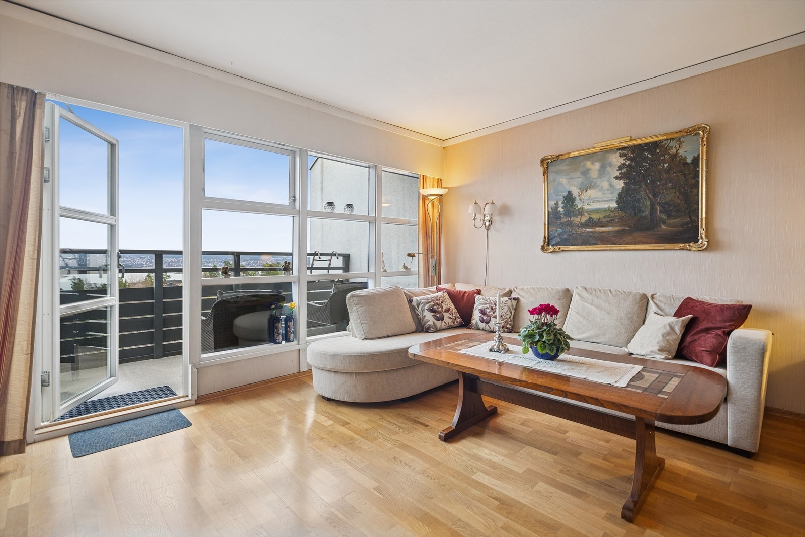 Flott fjordutsikt fra de store vindusflatene i stuen, og adkomst direkte fra stuen ut til balkong på ca. 11 kvm. Galleribilde