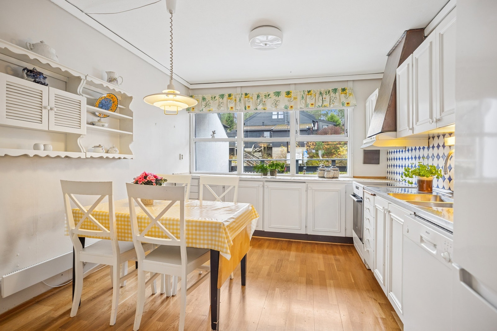 Lyst og romslig kjøkken med plass til et lite spisebord hvor man kan nyte dagens måltider. Galleribilde