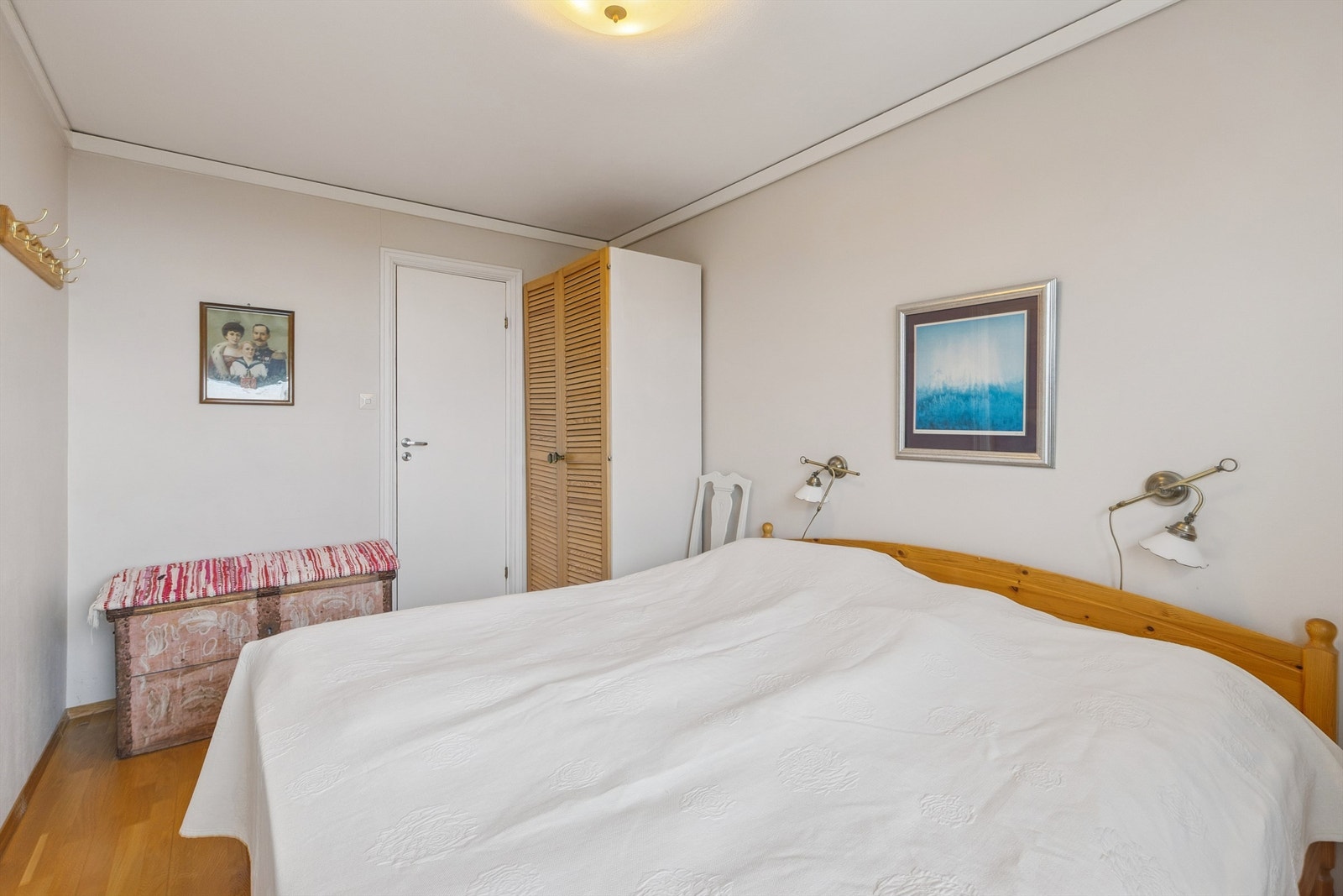 Hovedsoverommet vender mot øst og har direkte adkomst til badet, samt gode oppbevaringsmuligheter i garderobeskap. Galleribilde