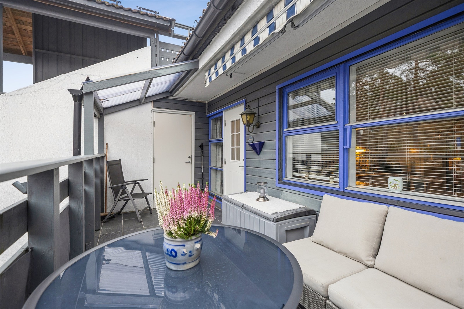 Adkomst til leiligheten via en hyggelig sydvestvendt balkong på 11 kvm. Galleribilde