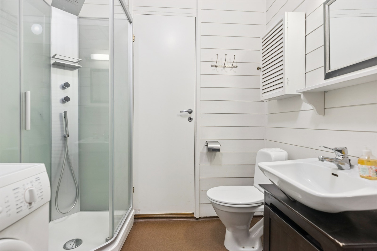 Bad nr. 2 er også fra byggeår. Rommet er utstyrt med gulvstående servantinnredning med ovenpåliggende servant, dusjkabinett med dusjarmatur samt gulvstående toalett. Det er opplegg for vaskemaskin. Galleribilde