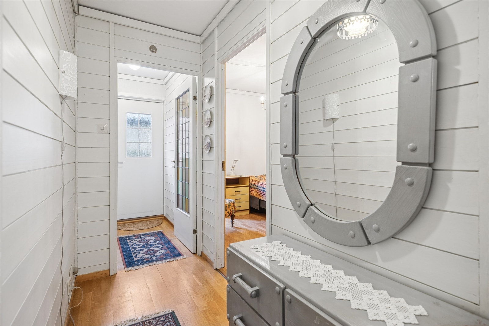 Lys, pen og gjennomgående 3-roms leilighet på ett plan med gangavstand til senteret, skoler, strand og fint turterreng. Galleribilde