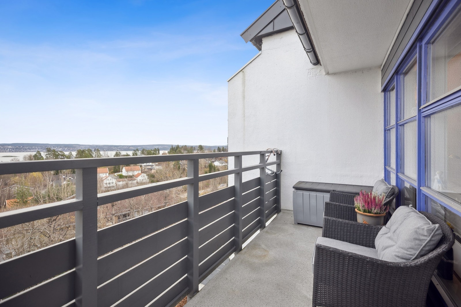 Her har du rikelig med plass til både sittegrupper og grill, slik at du kan nyte sommeren til det fulle. Galleribilde