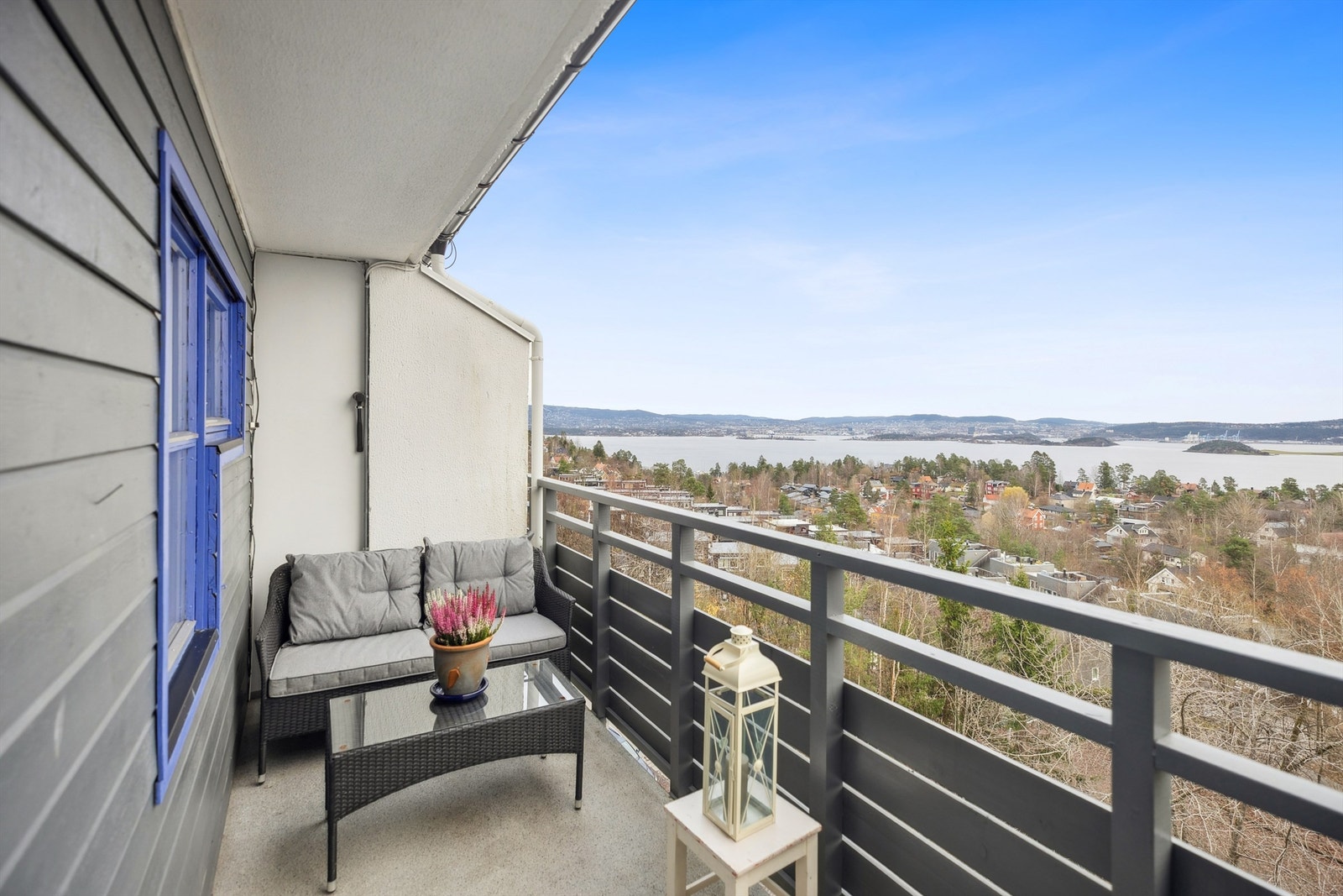 Herlig og skjermet nordøstvendt, overbygd balkong på ca. 11 kvm - med fantastisk utsikt over fjorden og Oslo by. Galleribilde