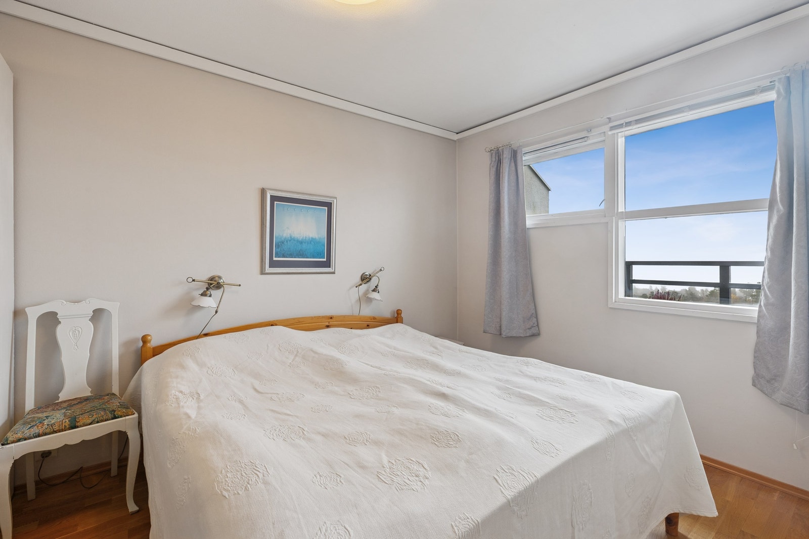 Leiligheten har to soverom som ligger i hver sin ende av leiligheten. Begge rommene er av god størrelse. Galleribilde