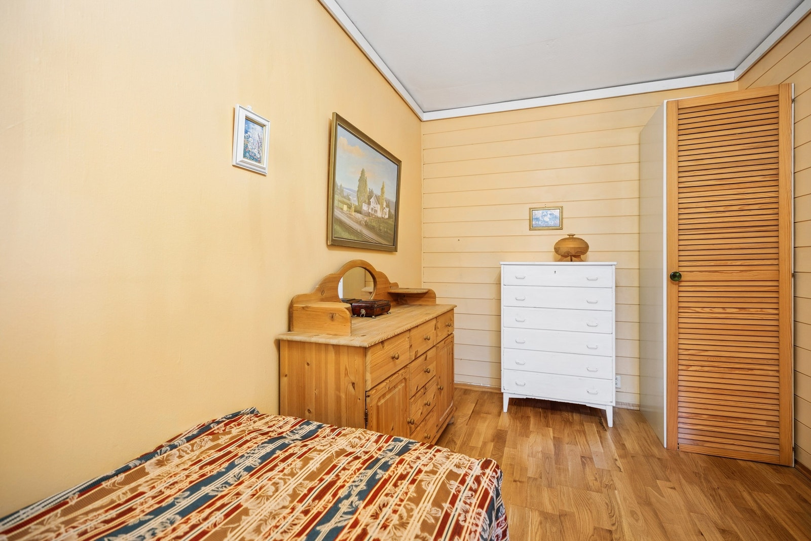 Romslig soverom med god plass til dobbeltseng, garderobeskap og øvrig møblement.
' Galleribilde