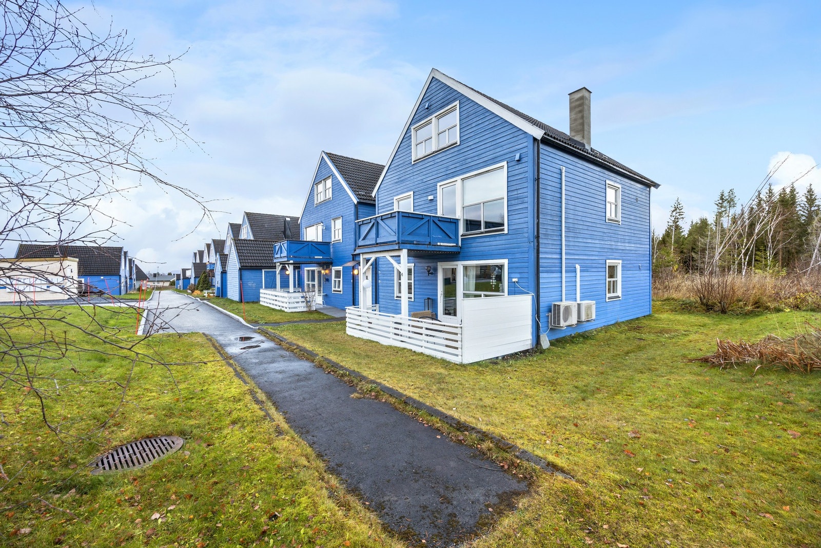 Det er asfaltert frem til inngangspartiet Galleribilde