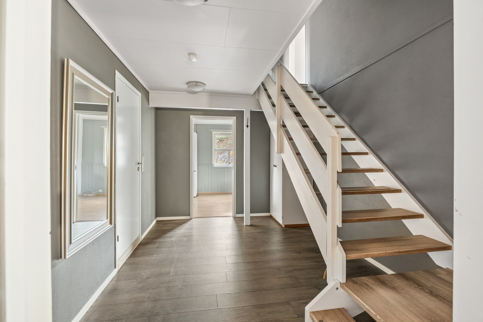 Gang - 12 kvm. Trapp opp til loft Galleribilde