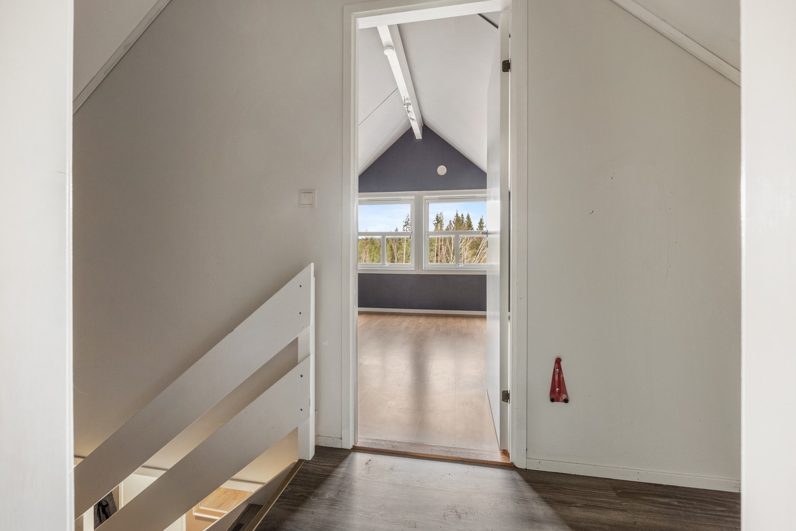 Gang - 5 kvm. Loftet er innredet med tre romslige soverom og tre kott. Galleribilde