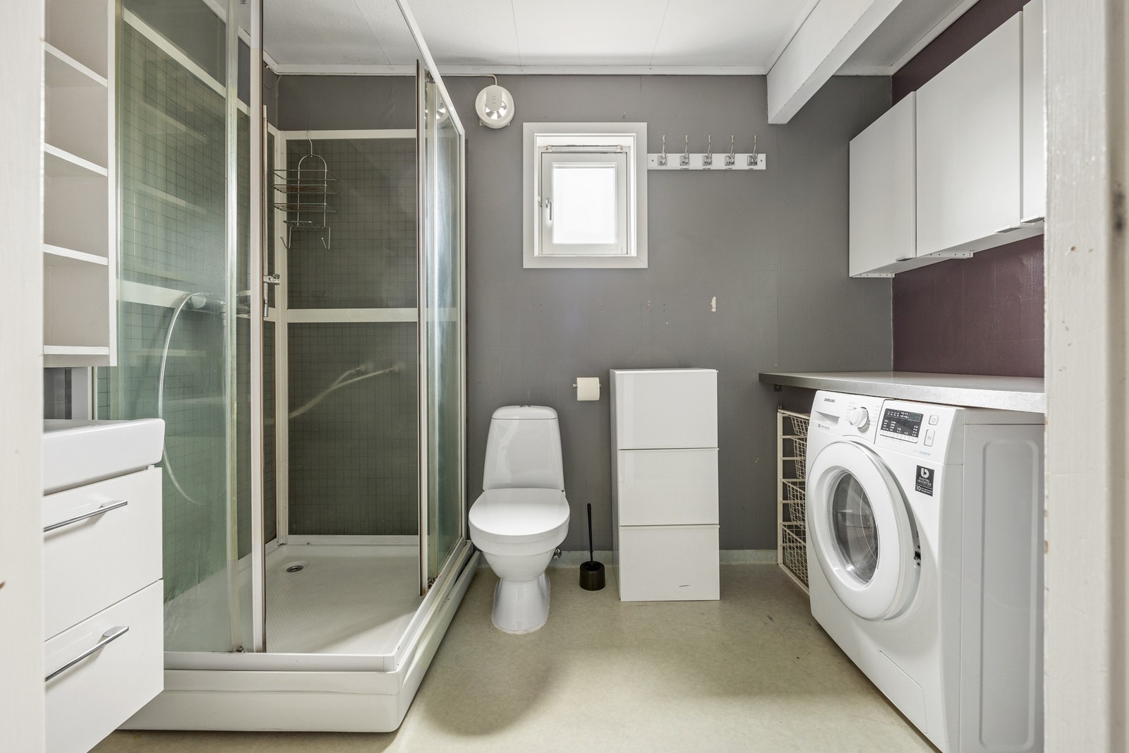 Bad - 5 kvm. Utstyrt med dusjkabinett, servantskap og toalett. Galleribilde