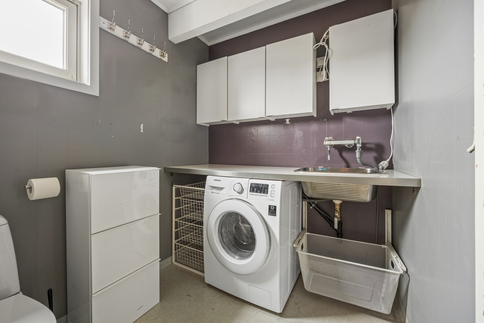 Det er også opplegg for vaskemaskin, praktisk innredning og utslagsvask Galleribilde