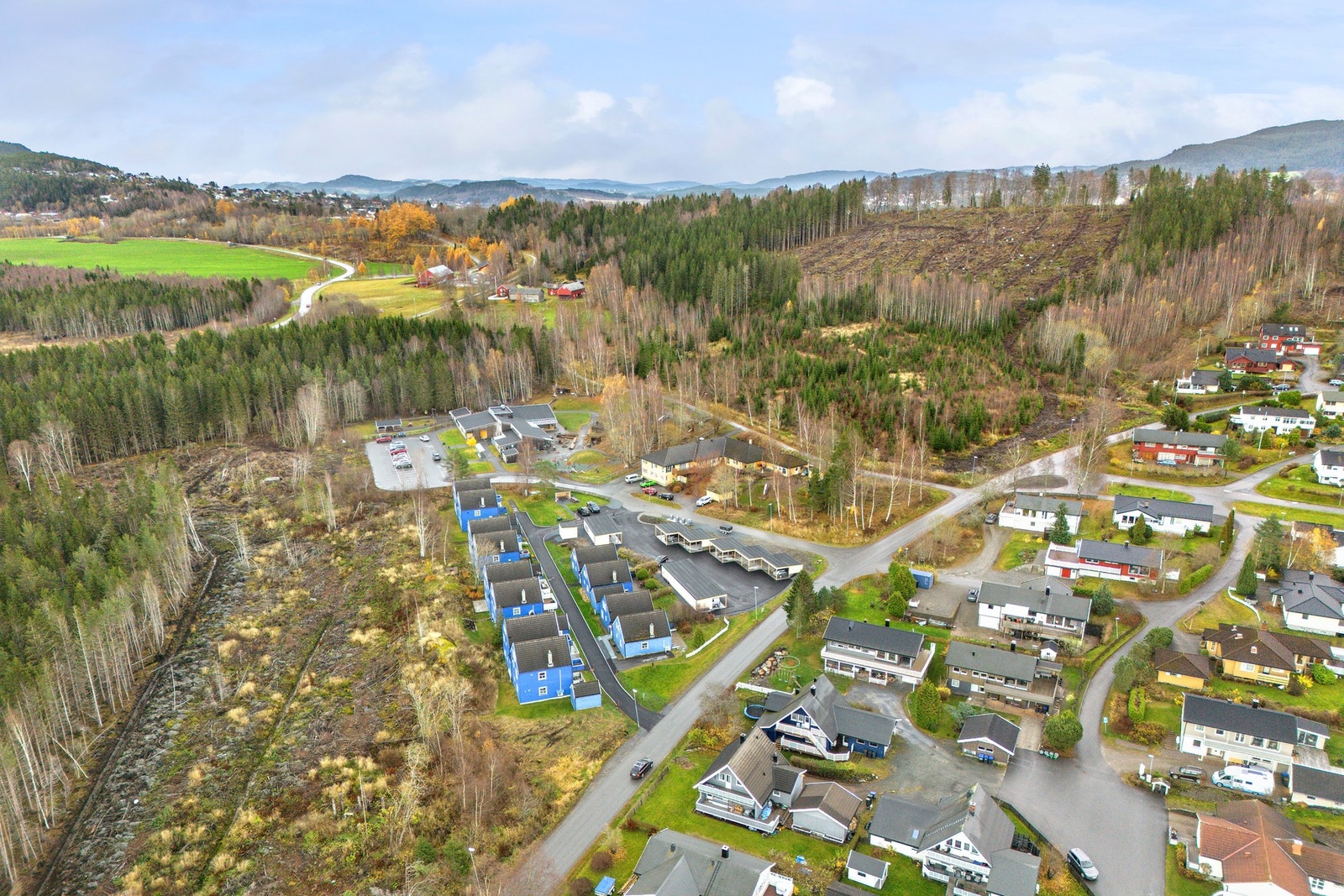 Fra boligen er barnehage og turområder i umiddelbar nærhet. Gangavstand til skolen. Galleribilde
