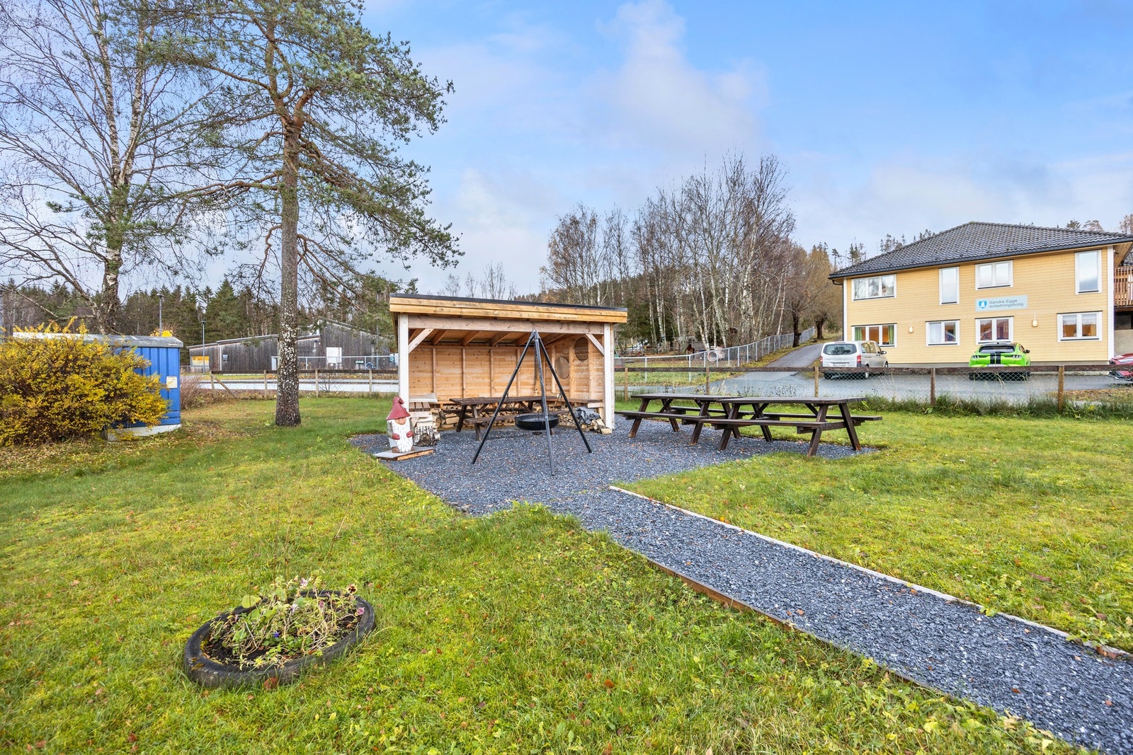 På fellesarealet er det etablert hyggelig bålplass med gapahuk og sittebenker Galleribilde