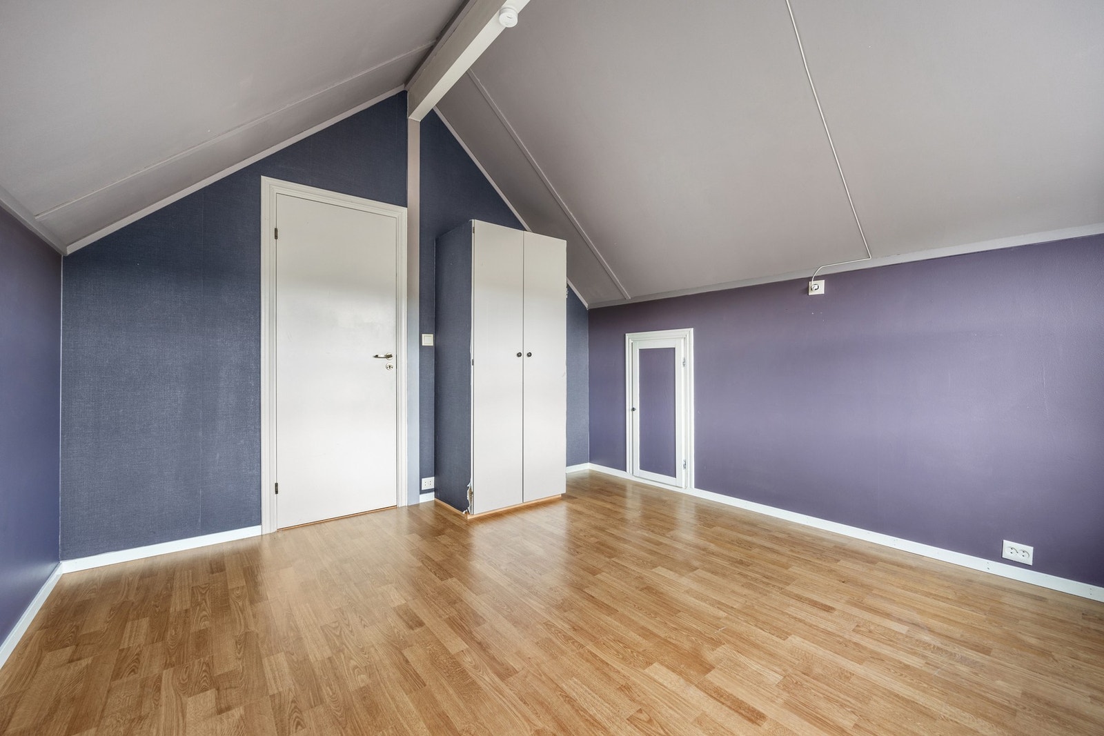 Det er god plass til seng, nattbord og garderobe. Galleribilde