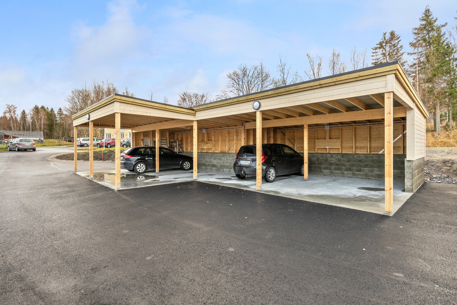 Parkeringsplass i carport. Carport nyoppført i 2025. Galleribilde
