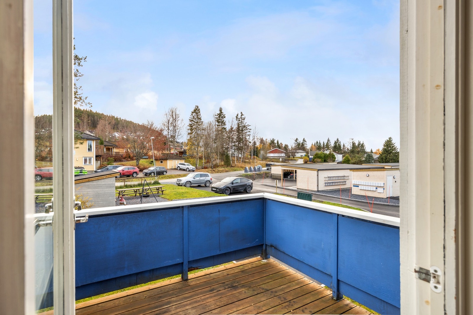 Balkongen måler 5 kvm. Sol fra morgen til kveld på sommerstid. Galleribilde