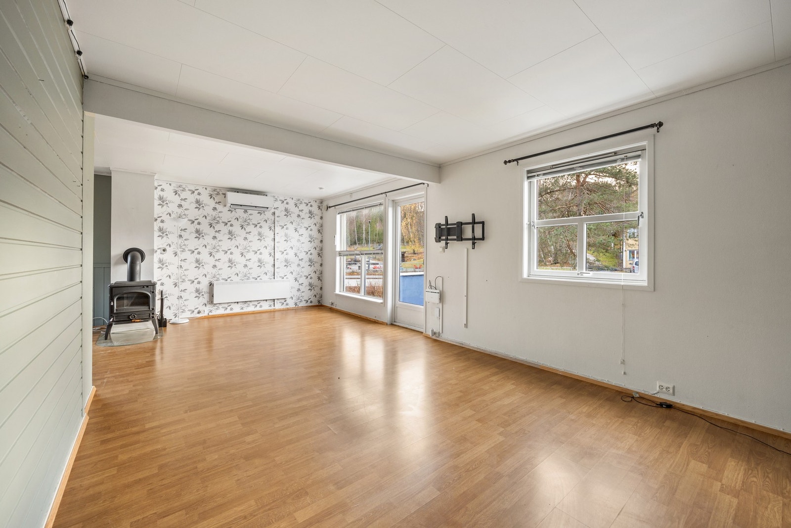 Lys, trivelig stue med oppvarming fra vedfyring, varmepumpe og elektrisitet Galleribilde