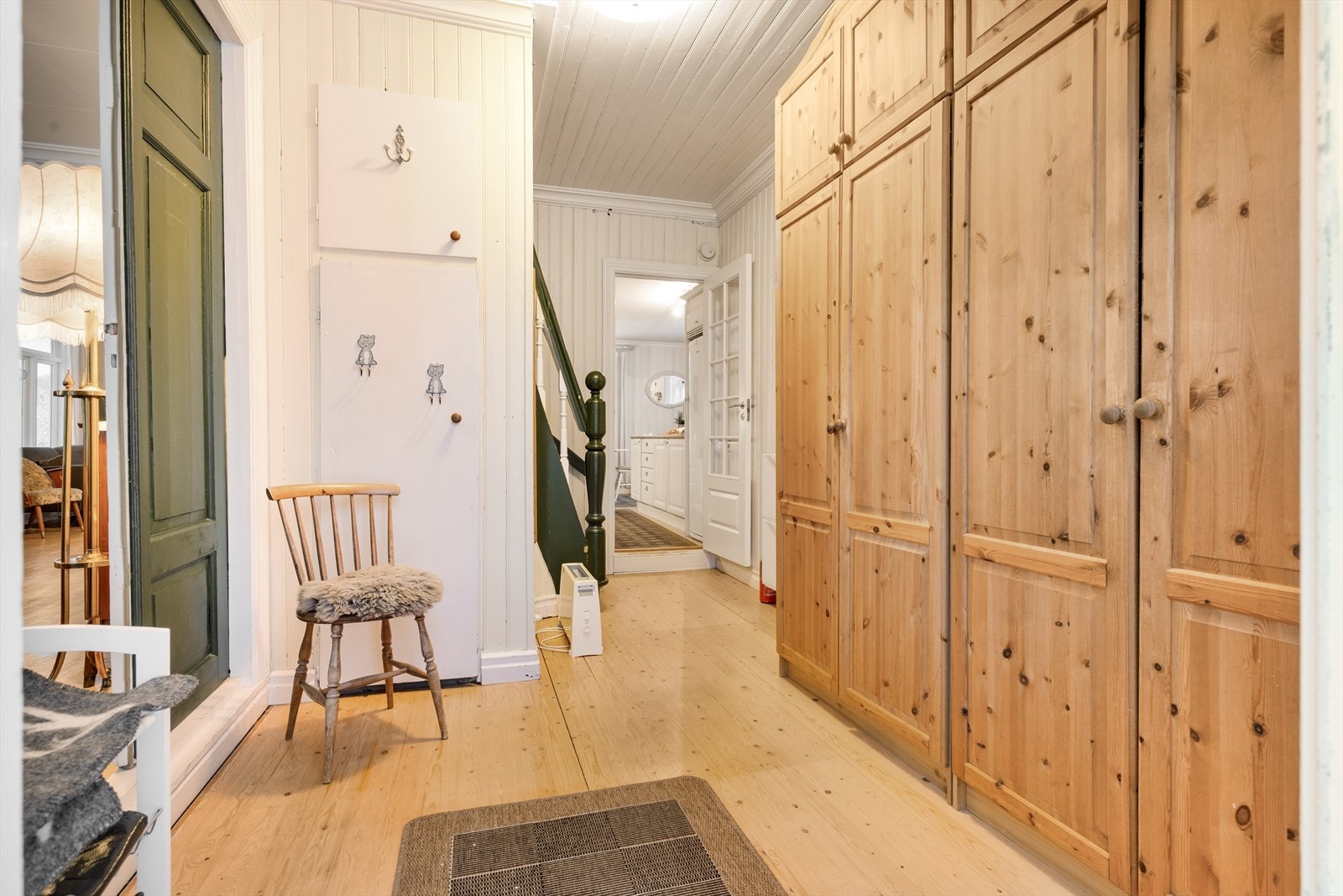 Praktisk og stilren entré med plass til oppbevaring og orden. Galleribilde
