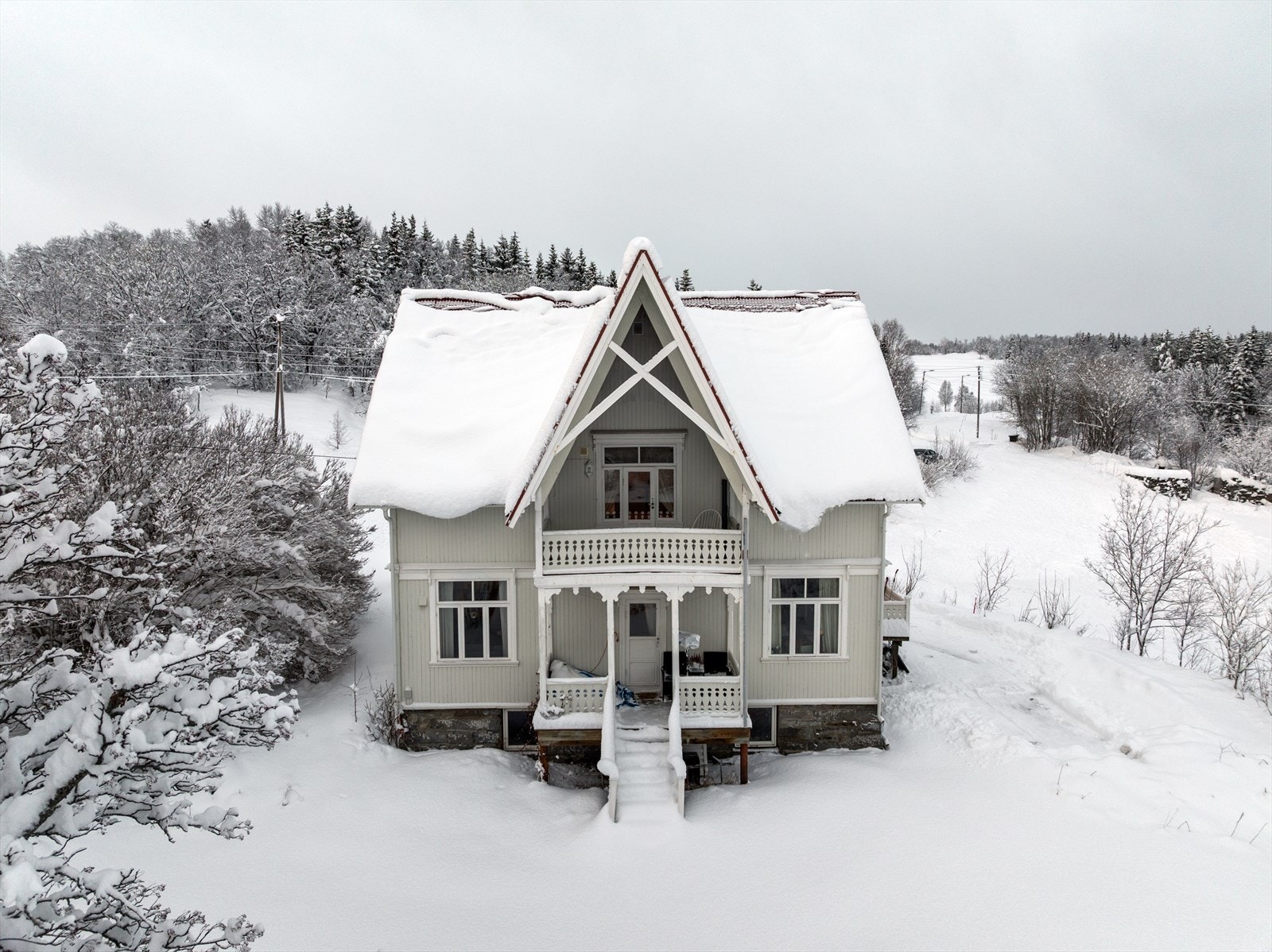 Nyt utsikten som følger deg gjennom dagen - sjø, himmel og natur i perfekt balanse. Galleribilde