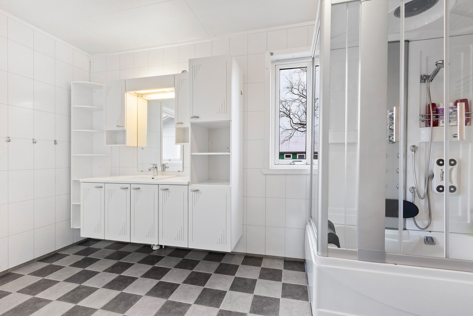 Lyst og praktisk bad med god oppbevaringsplass. Galleribilde