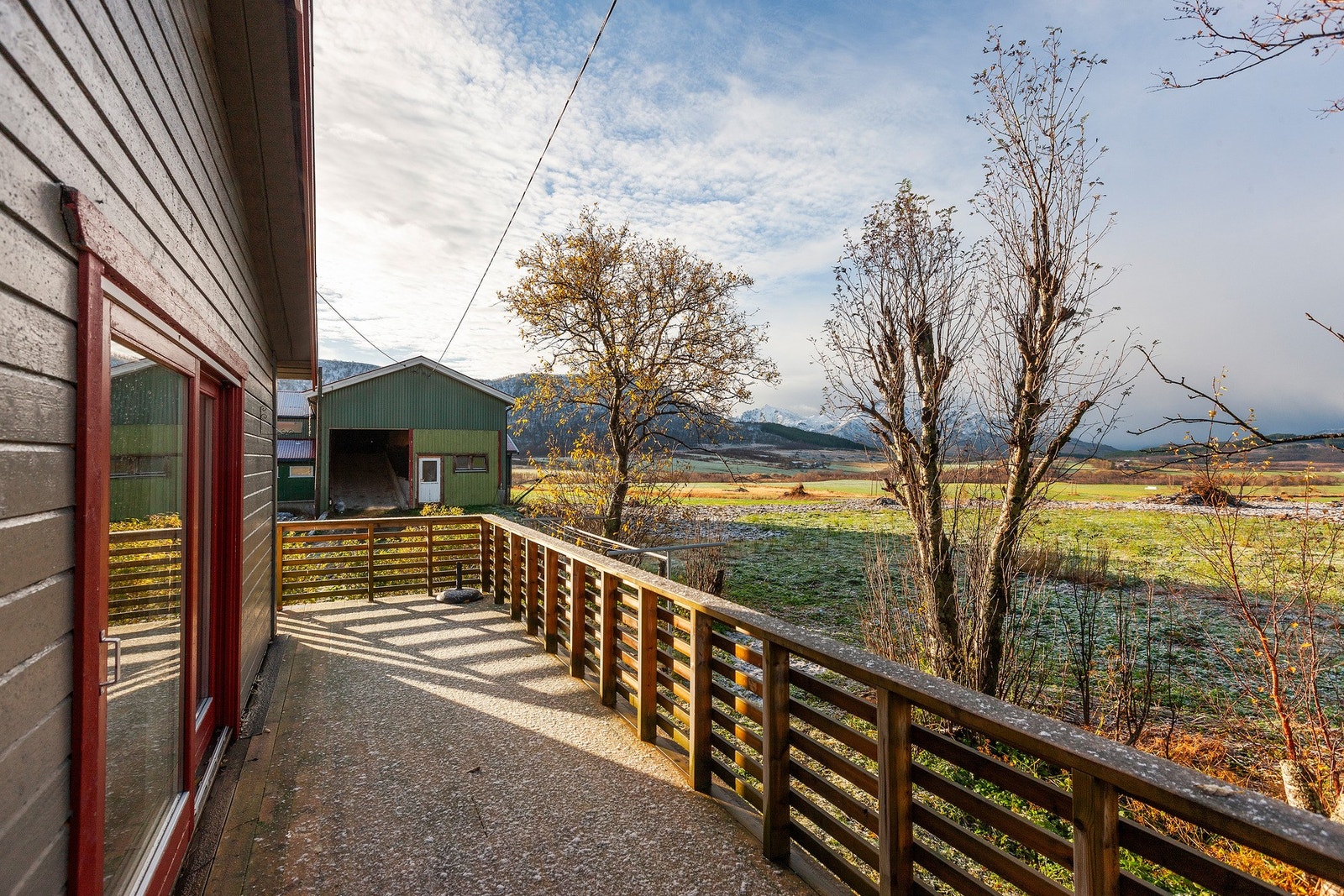 Det er adkomst til veranda fra stue og fra bakkeplan. Galleribilde