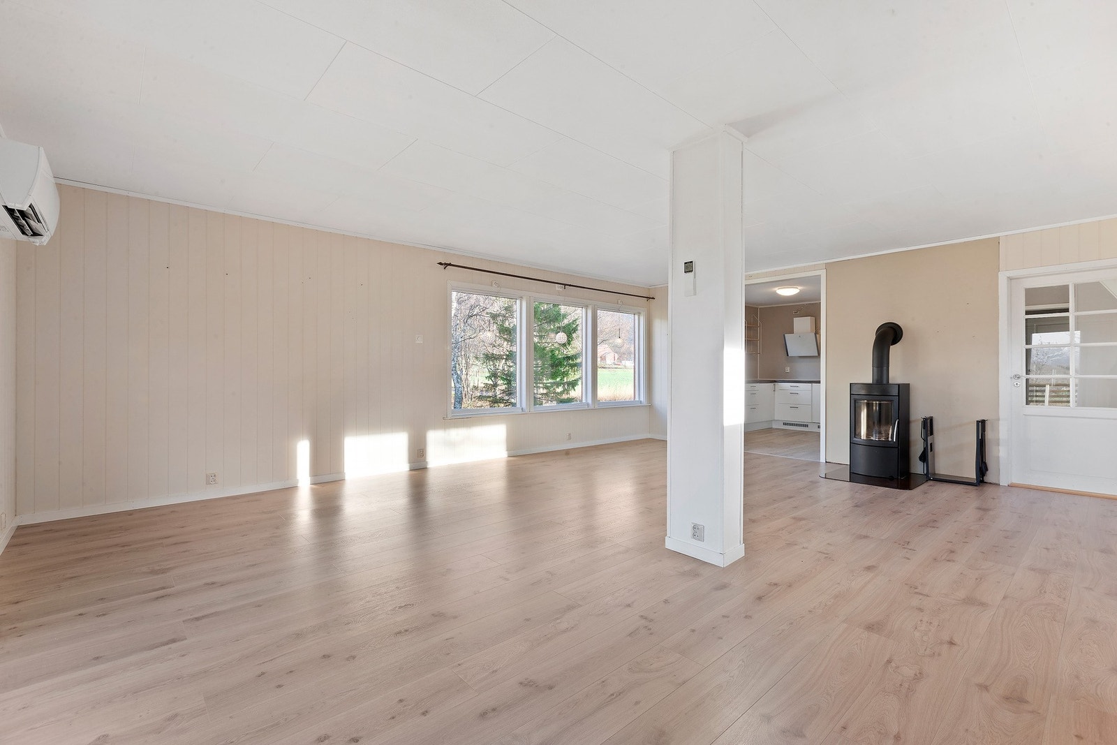 Sentrert i rommet er det en ovn som varmer godt på kjølige dager. Galleribilde