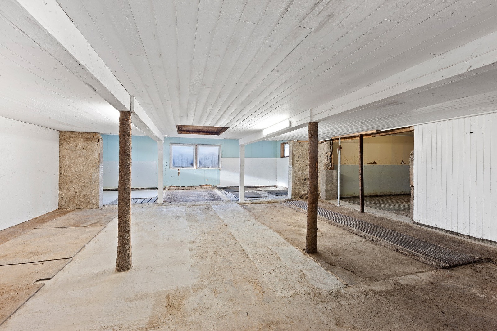 Fjøsbygget har vann og innlagt strøm. Galleribilde