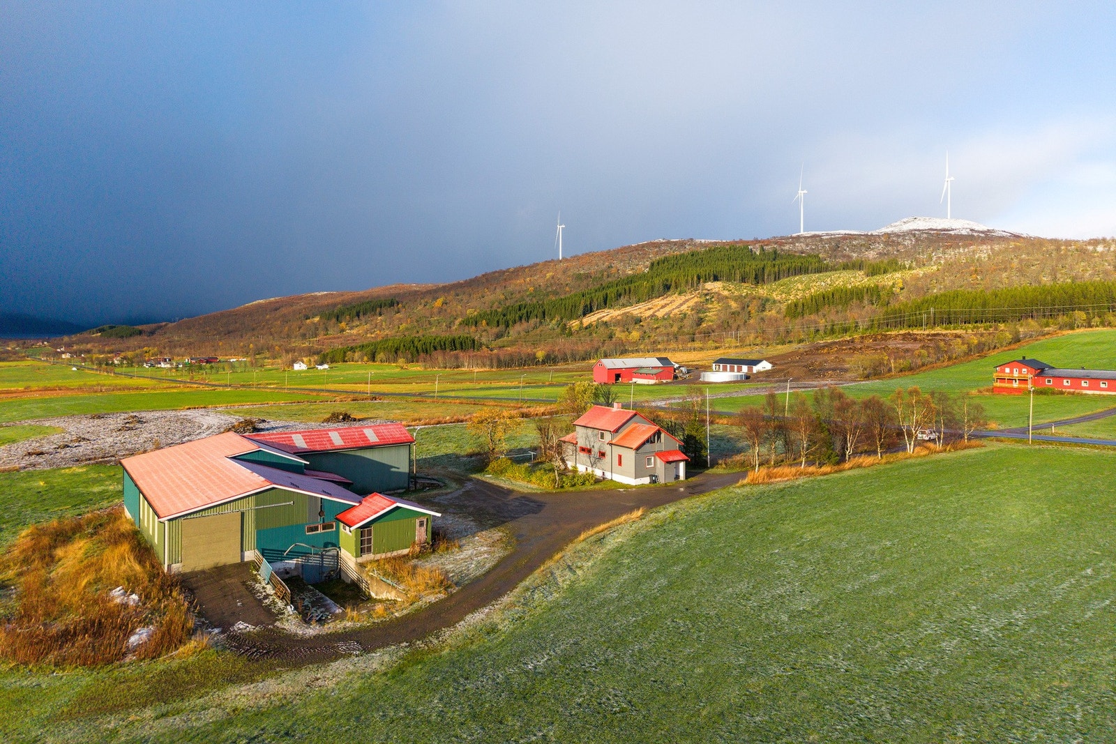 Romslig enebolig med fjøs.
Eiendommen er tidligere
landbrukseiendom. Galleribilde