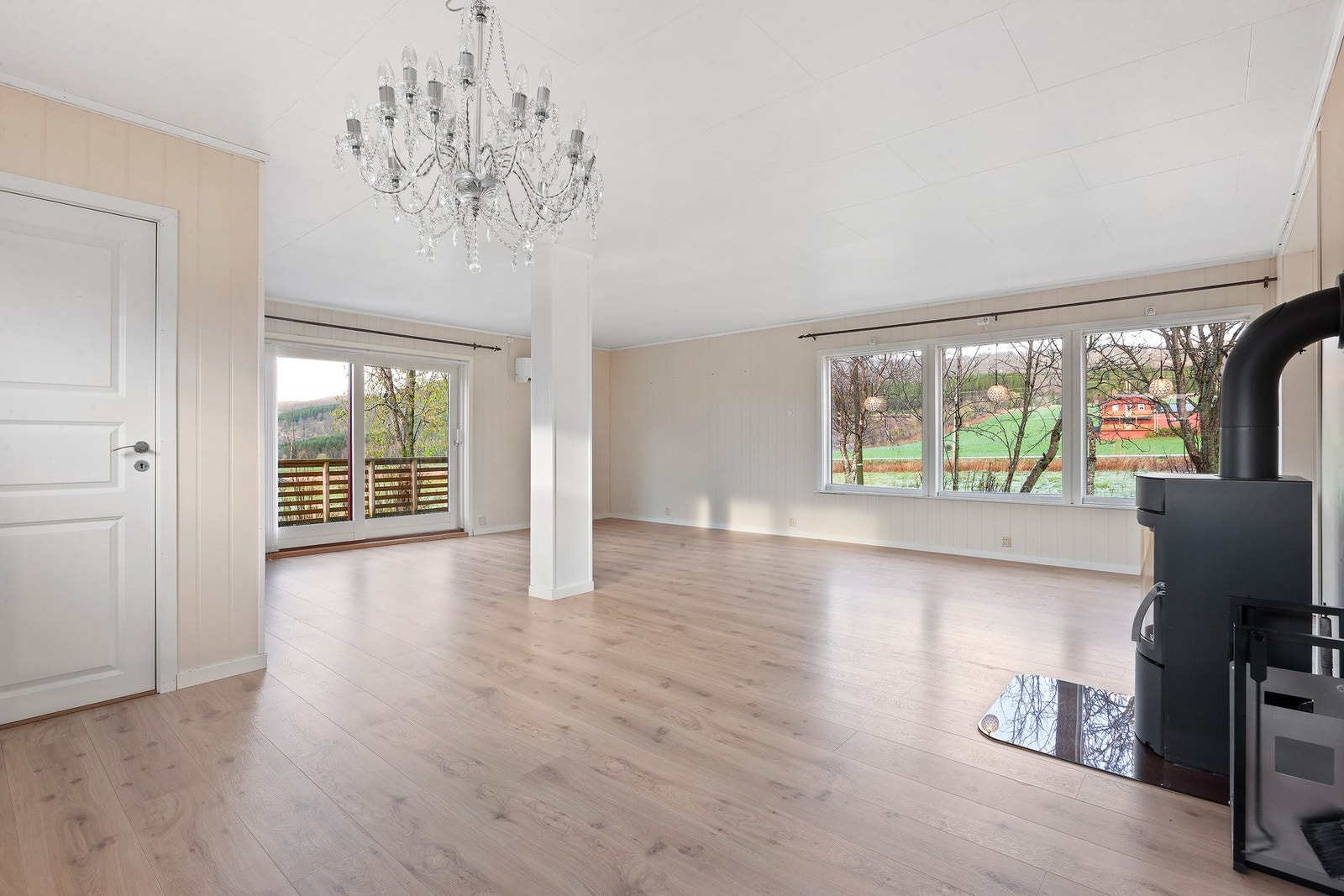 Romslig stue med lyse overflater og godt med naturlig dagslys fra flere vindusflater. Galleribilde