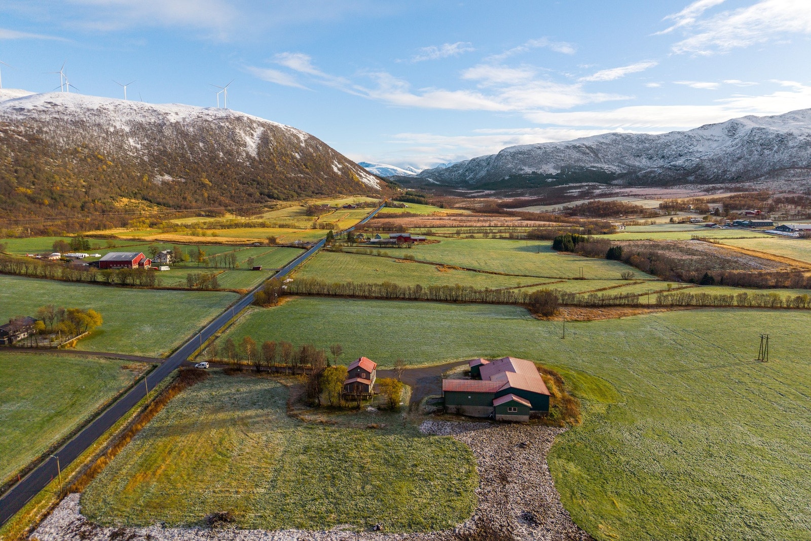 Fra eiendommen er det ca 5 km til Holmstad og ca. 10 km til Sortland. Galleribilde