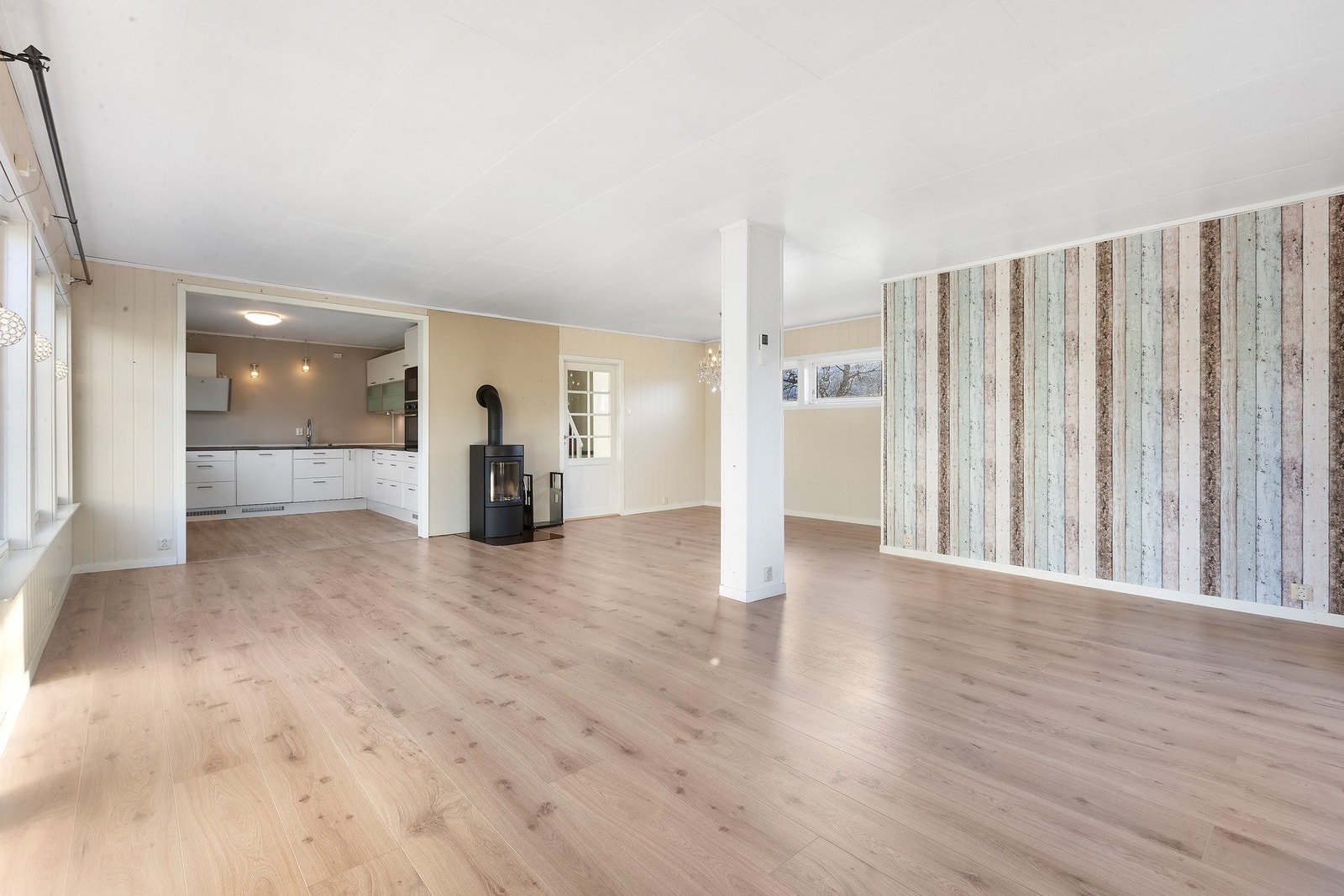 Kjøkken er delvis adskilt fra stue. Galleribilde