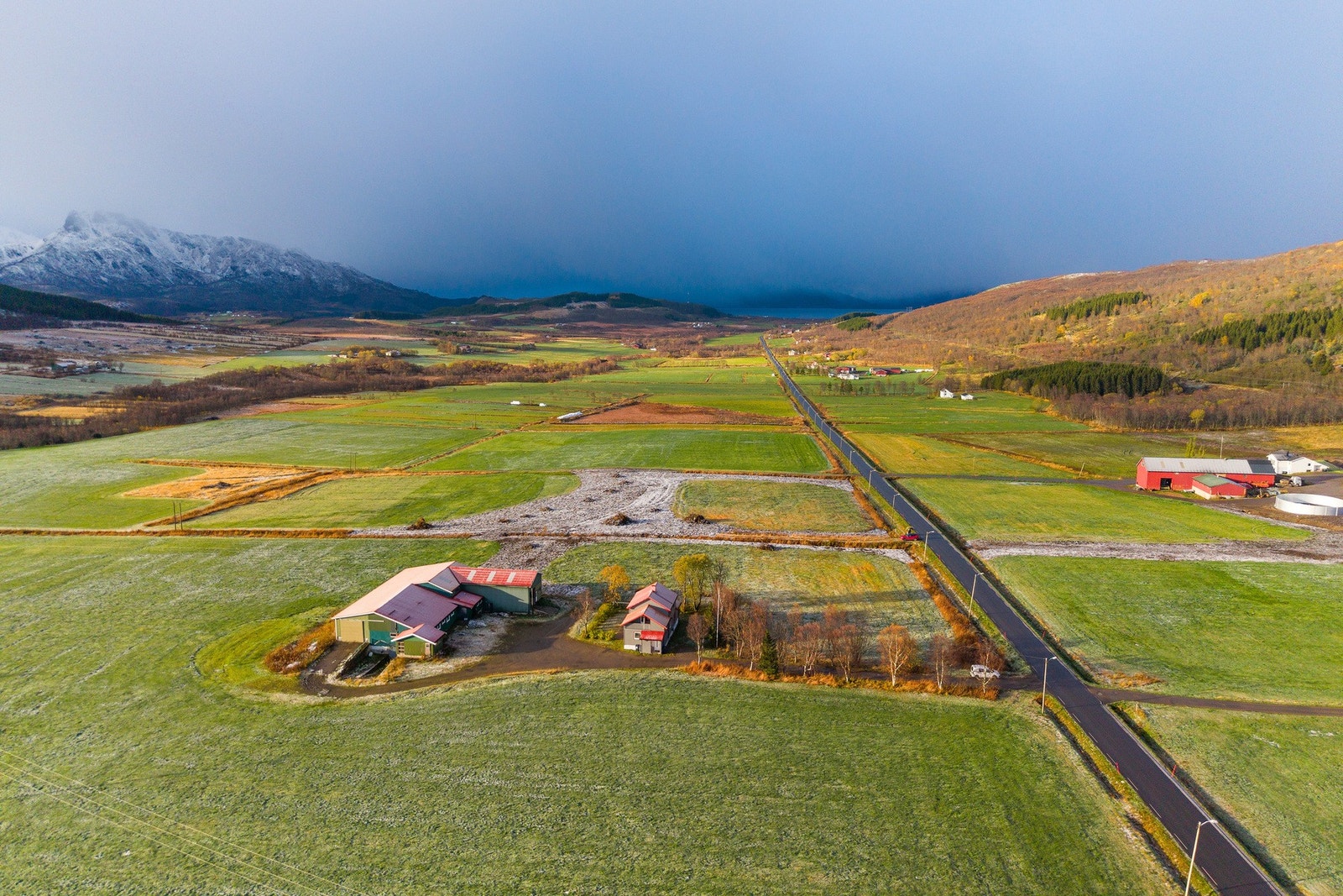 Eiendommen ligger landlig og skjermet til i et rolig og barnevennlig område. Galleribilde