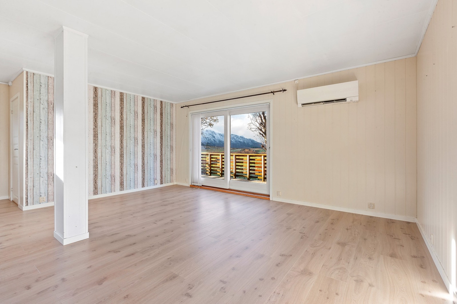 Varmepumpen er praktisk plassert i stuen for effektiv oppvarming. Galleribilde