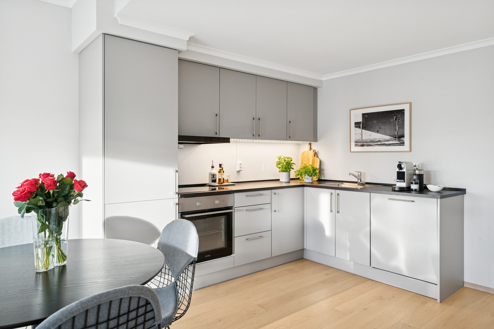 Mellom skap og benk er det benkebelysning og avtrekk fra ventilator. Galleribilde