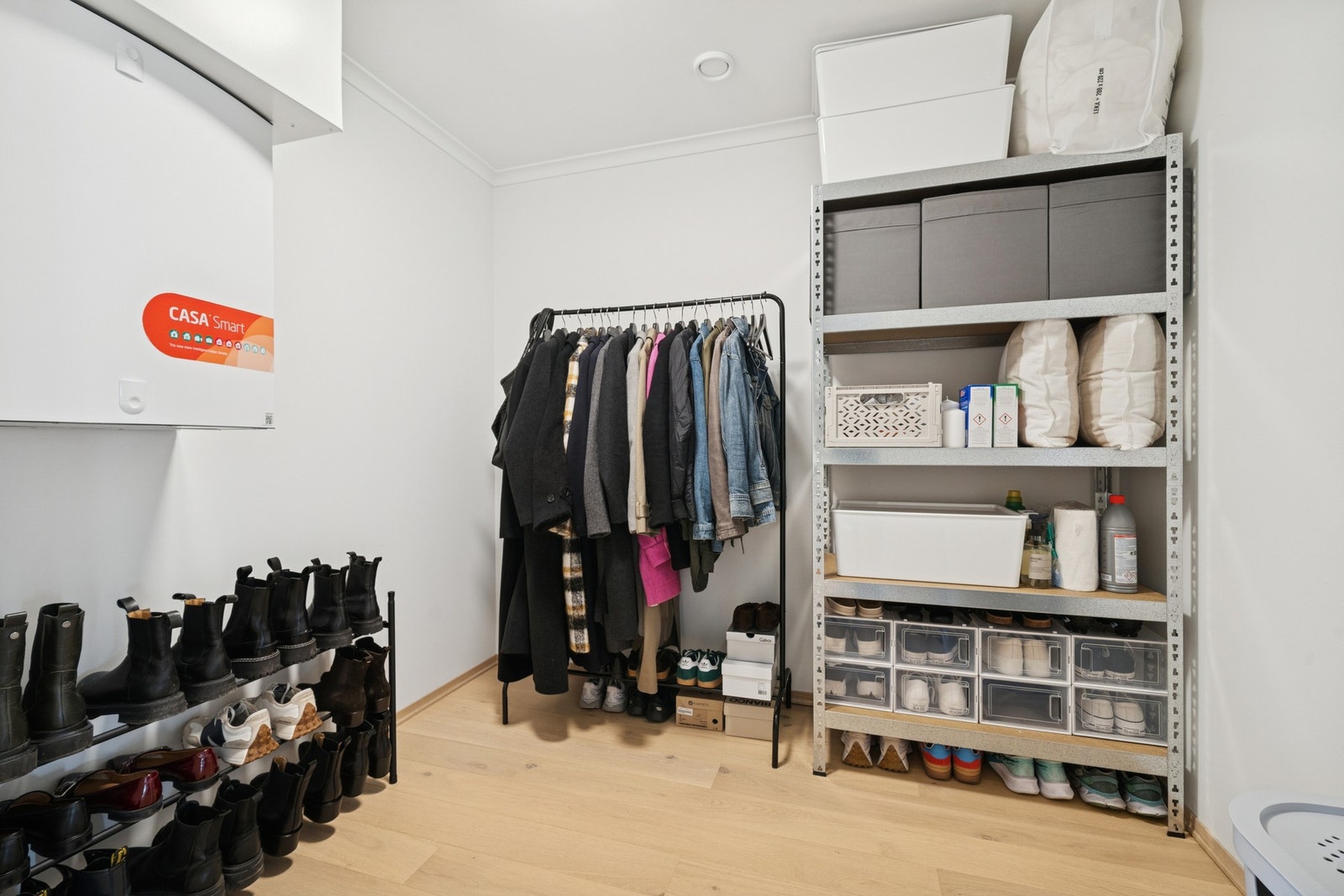 Innvendig bod av god størrelse. I tillegg er det bod ved garasjeplassen i kjelleren på ca. 3 kvm. Galleribilde