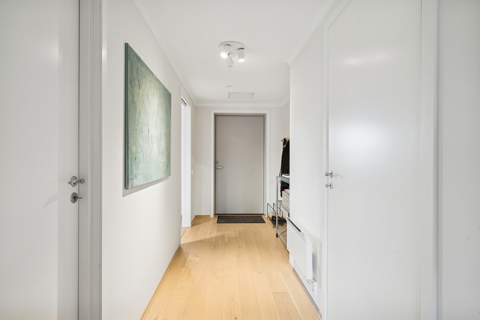 Rett ved ytterdøren er det montert hattehylle til ytterklærne og litt lengre inn er det plass til kommode og adkomst til bod. Galleribilde