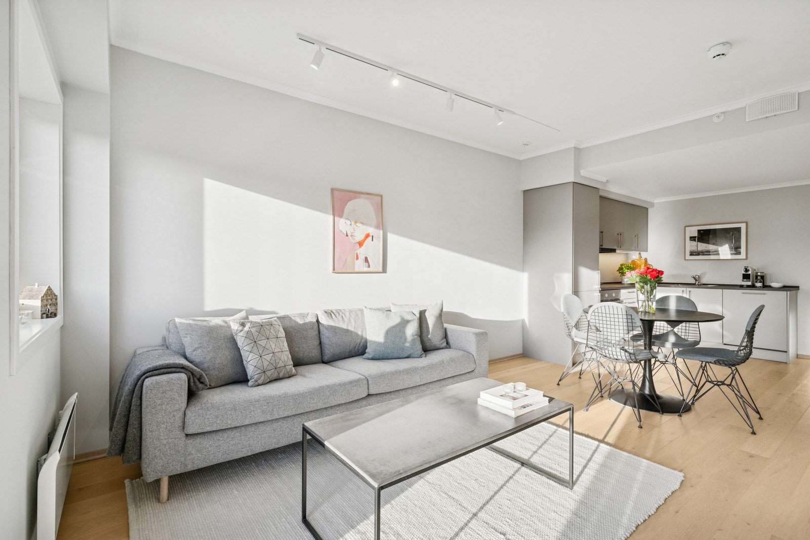 Rør i rør system på vannledninger. Balansert ventilasjon. Det er montert felles brannvarsling og sprinkelanlegg i bygget. Galleribilde