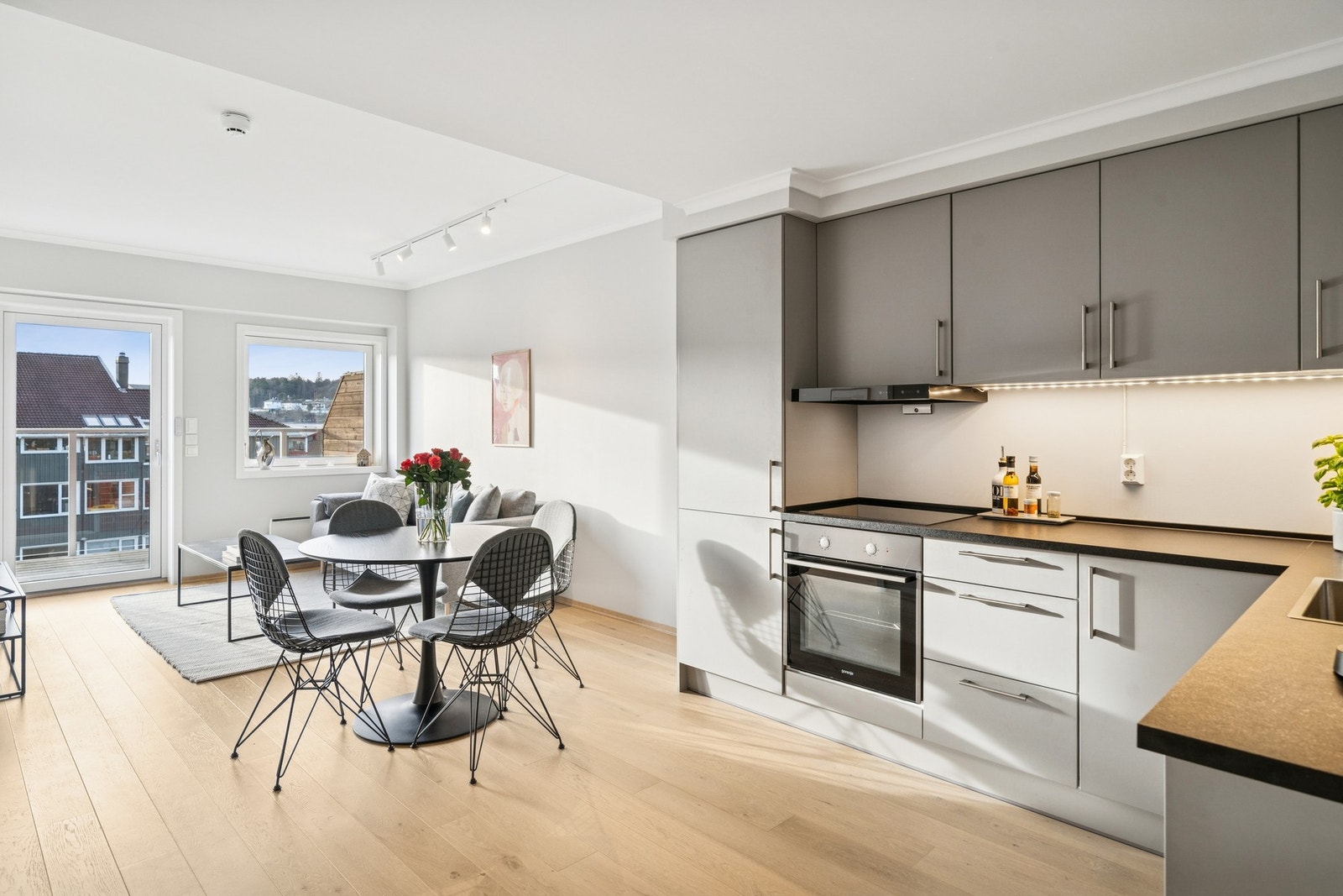 Dekksider på kjøkkenet- , fronter og sokler er i slett utførelse og går ton-i-ton med veggfargen. Galleribilde