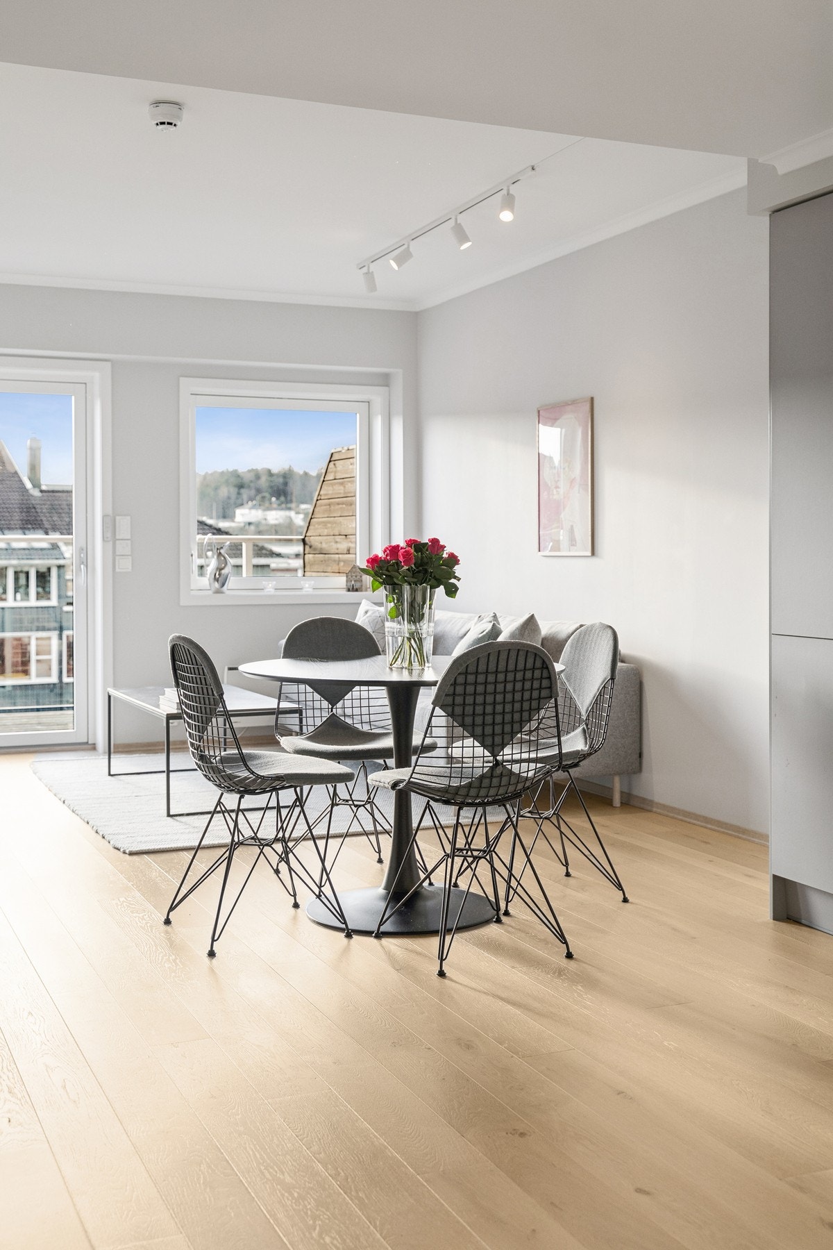 Hele rommet har enstavs parkettgulv og malte vegger i grått. Galleribilde