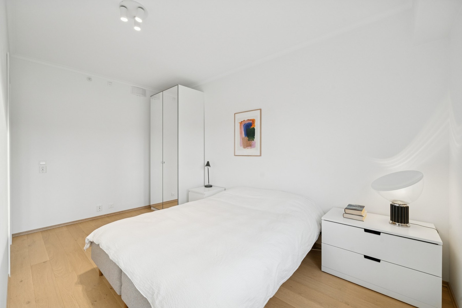 Begge soverommene har to skyvedører, hvitmalte vegger og enstavs parkett på gulvet. Galleribilde