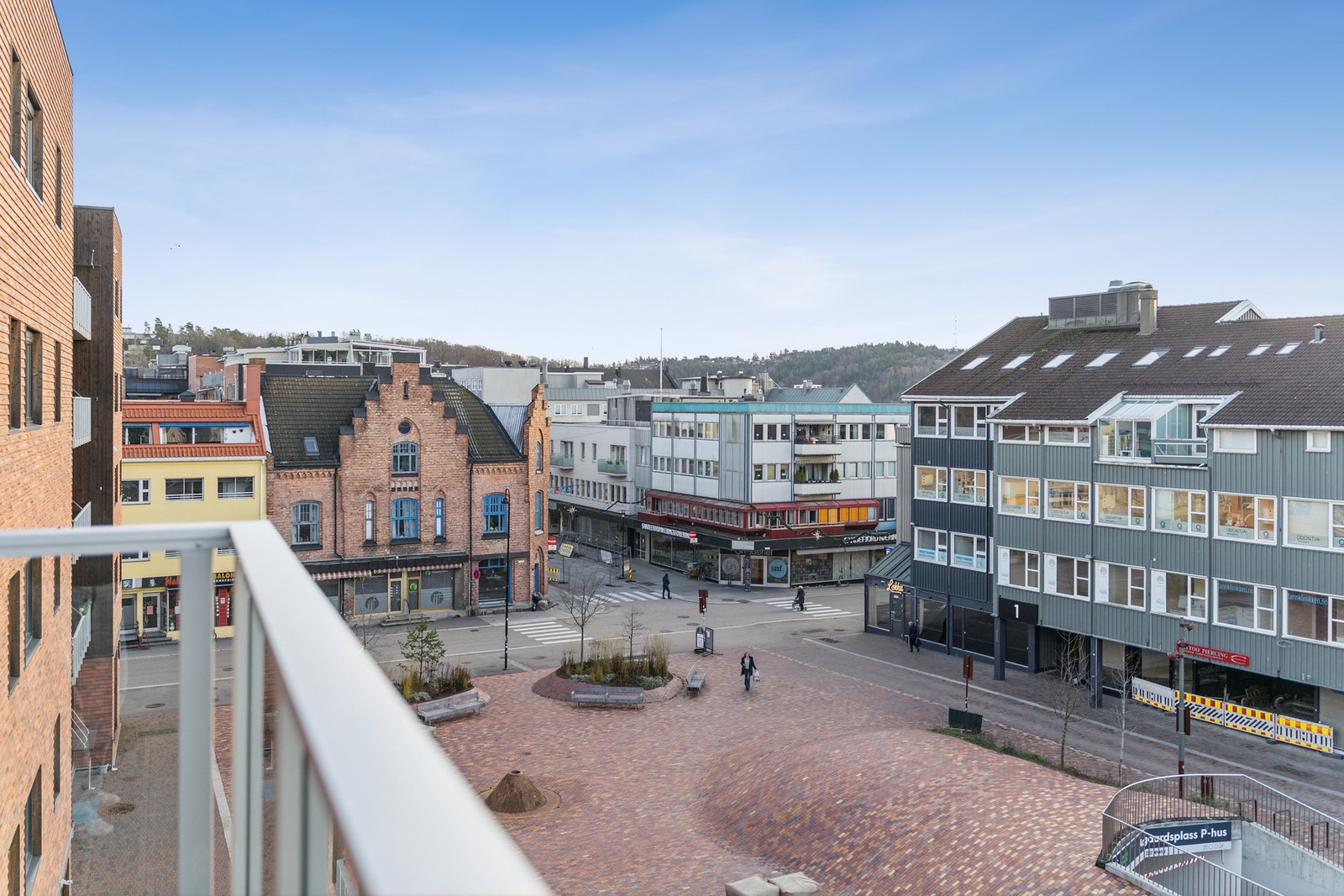 Balkongen har dekke av tre, et luftig glassrekkverk og en tett levegg mot naboen som gir mer privatliv. Galleribilde