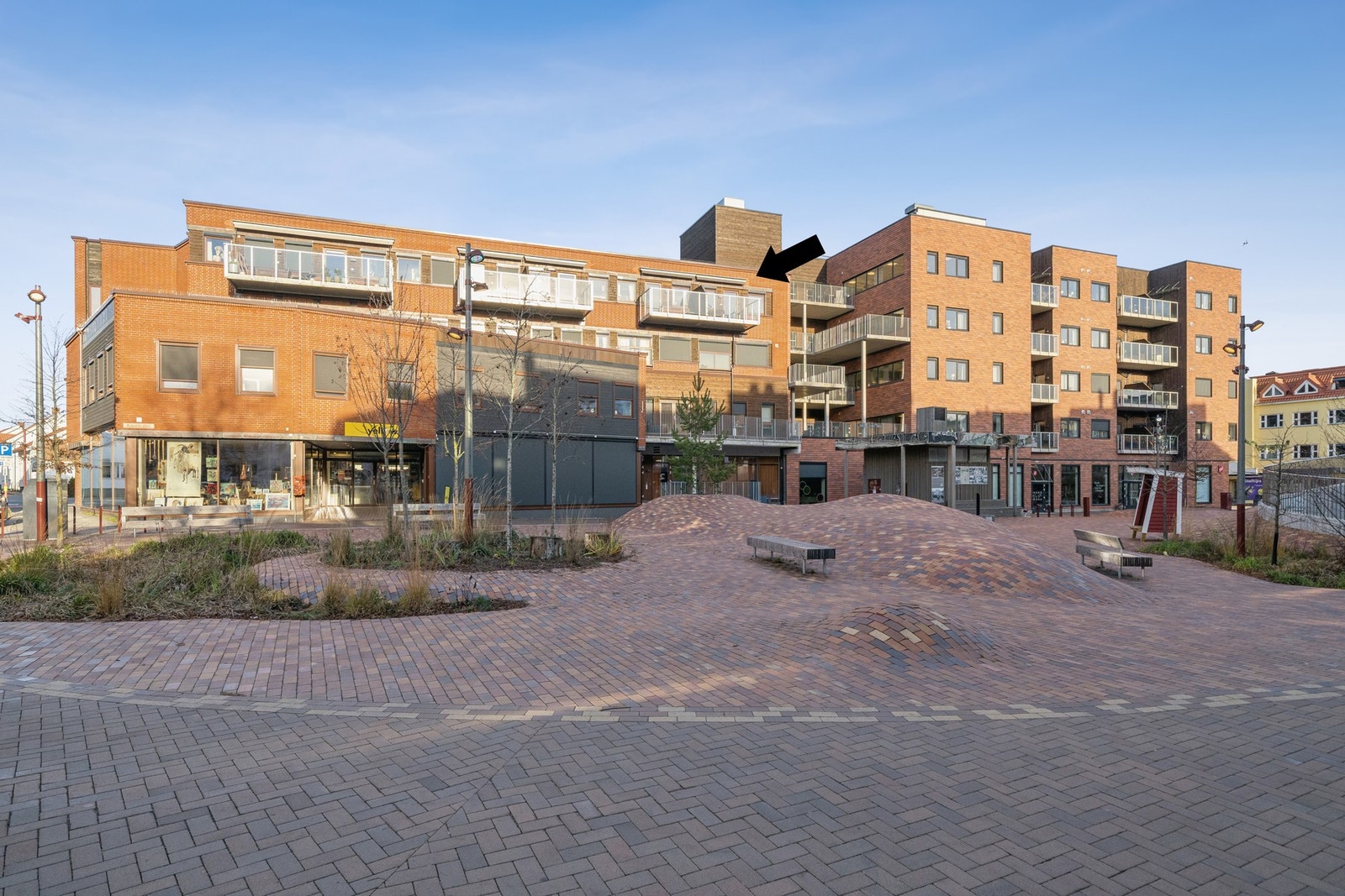 Leiligheten ligger midt i hjertet av Sandefjord sentrum. Rett utenfor døra finner man alt Sandefjord har å tilby av byliv og kulturtilbud. Galleribilde