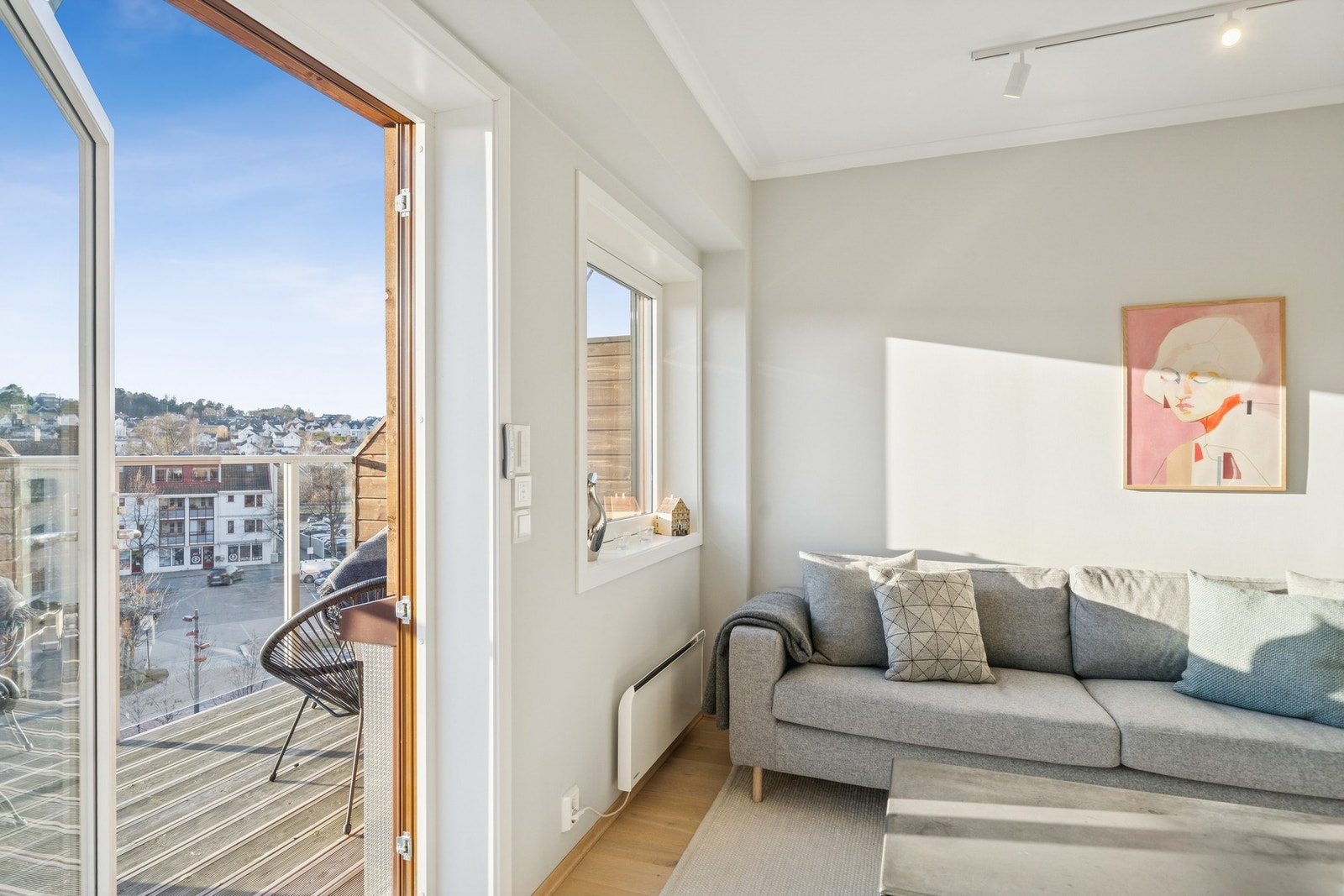 Fra stuen er det et vindu og en dør med helt glassfelt ut mot balkong. Galleribilde