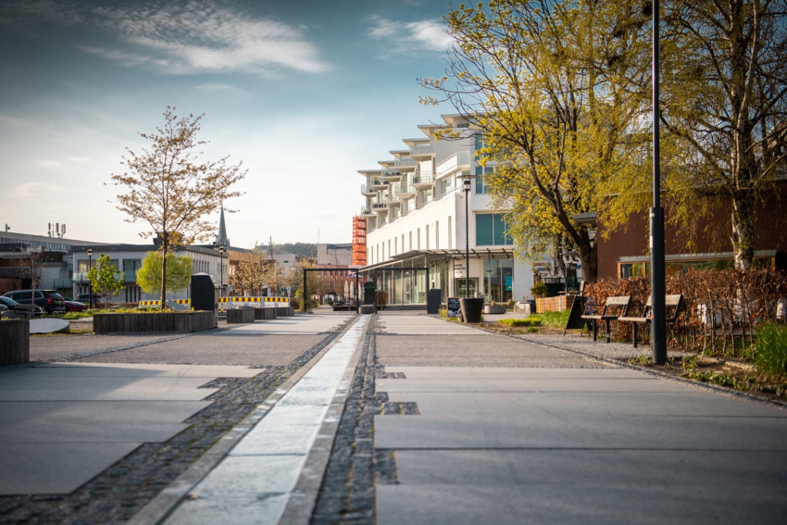 Dagligvarehandelen kan blant annet gjøres på Hvaltorvet kjøpesenter som ligger ca. 600 m fra boligen og har over 60 butikker. Galleribilde