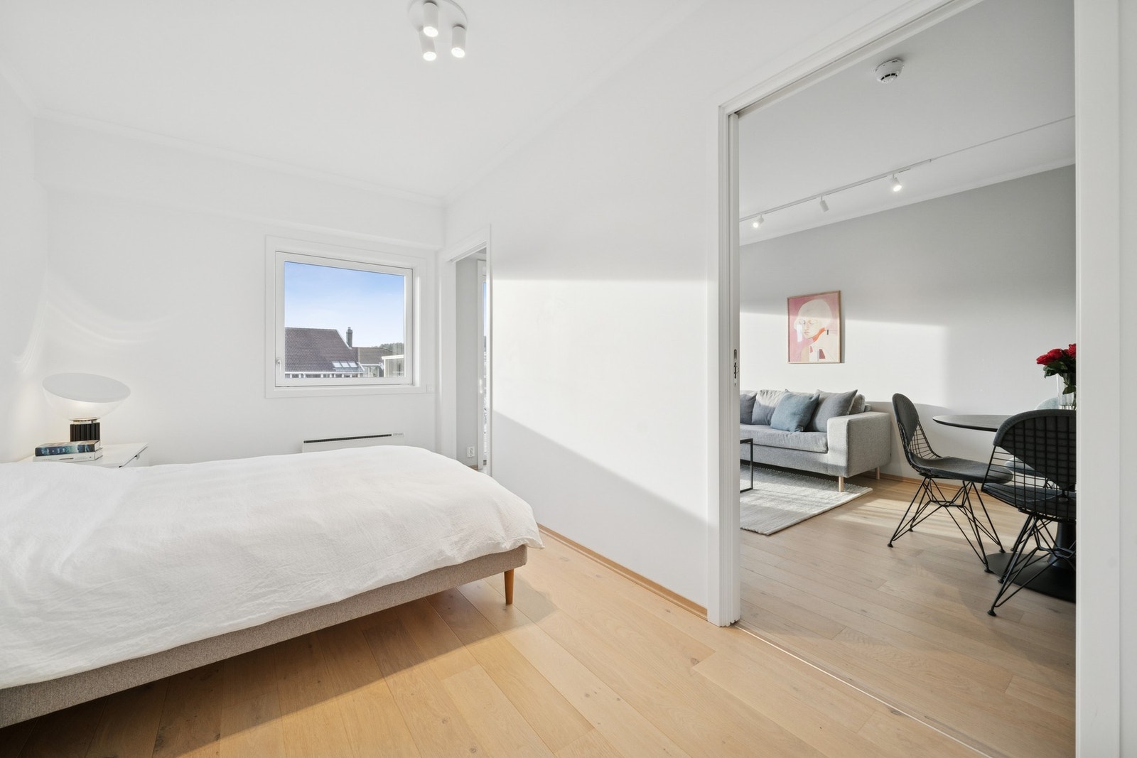 Leiligheten har ett soverom i hver ende, med inngang fra henholdsvis stue og entré. Galleribilde