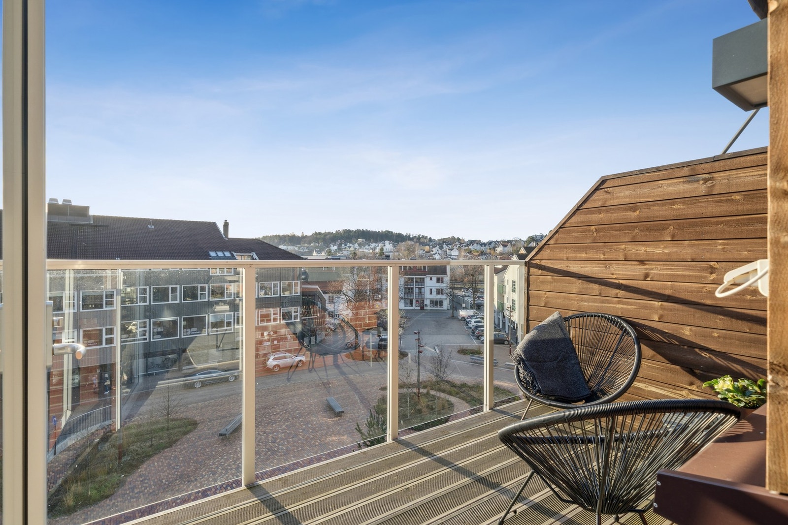 Fra stuen er det utgang til en luftig balkong på ca. 6 kvm og herfra kan man følge med på livet på gateplan. Galleribilde