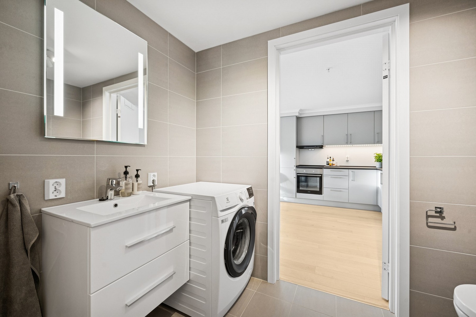 Det er vegghengt toalett, opplegg for vaskesøyle og varmekabler som oppvarming. Galleribilde