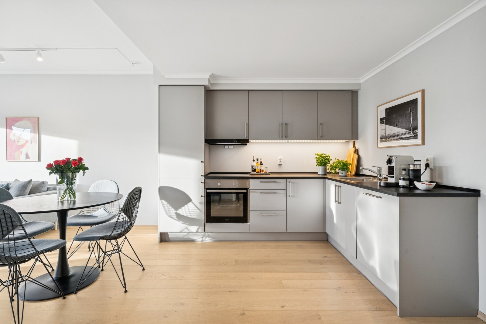 Et spisebord får plass i midten av rommet, nærmest kjøkkenet. Galleribilde